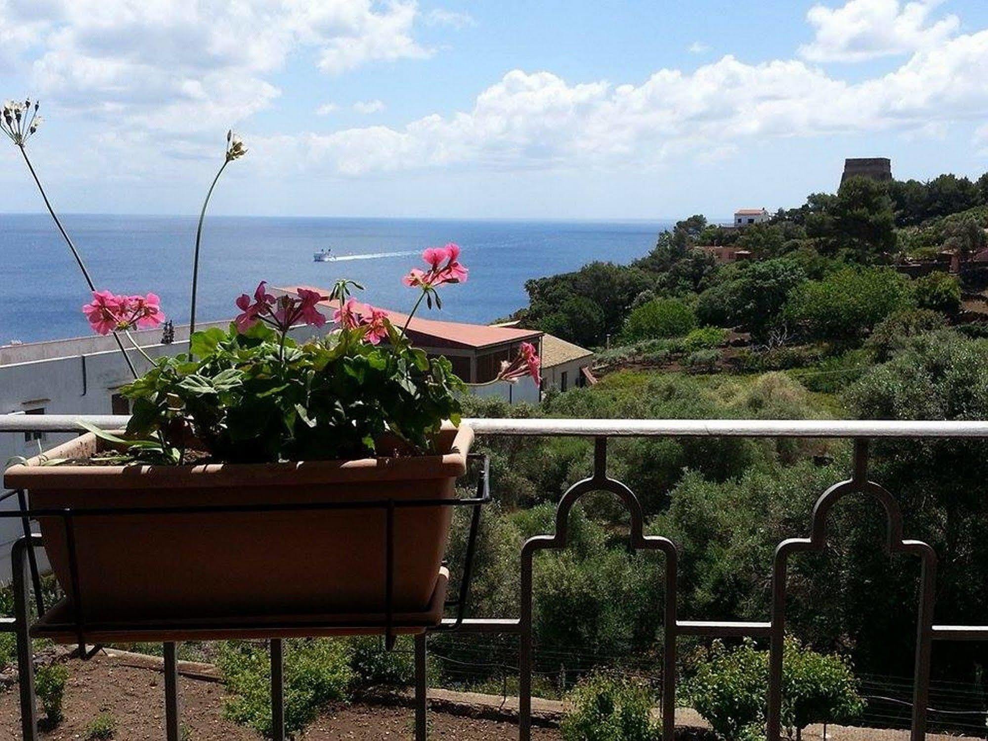 Hotel Clelia Isola di Ustica エクステリア 写真